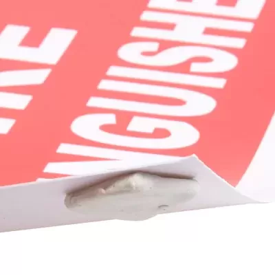 Rebordo de cola branca numa extremidade de cartaz de papel vermelho e branco