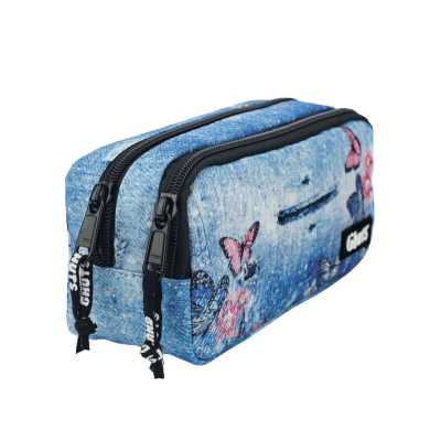 Estojo azul com padrão tipo jeans, borboletas e flores, dois fechos pretos.