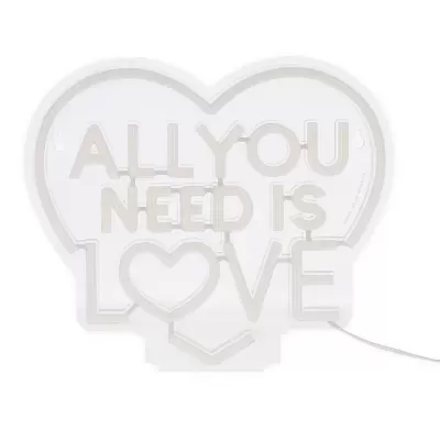 Luminária em formato de coração com texto iluminado