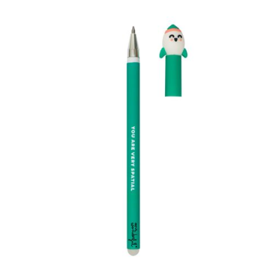 Caneta verde-azulada com tampa decorada com pinguim sorridente e texto impresso no corpo.