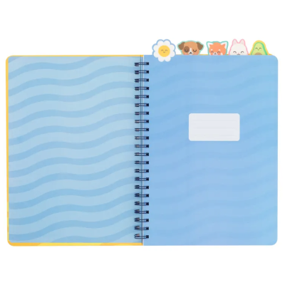 Caderno com abas decorativas e páginas azuis com padrão de ondas