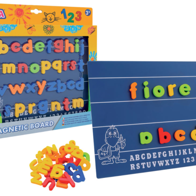 Quadro magnético azul com letras coloridas e caixa do produto KIDEA