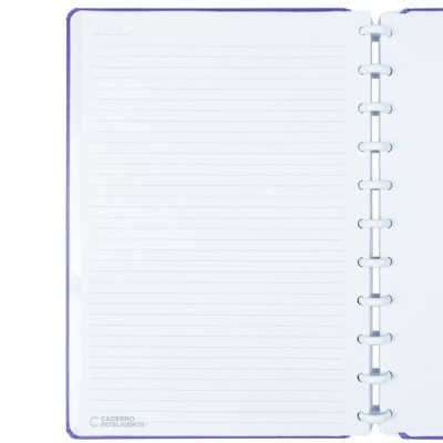 Caderno roxo com páginas pautadas e encadernação em plástico branco