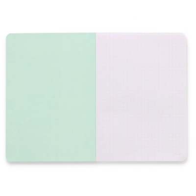 Caderno aberto com capa interior verde água e página quadriculada branca