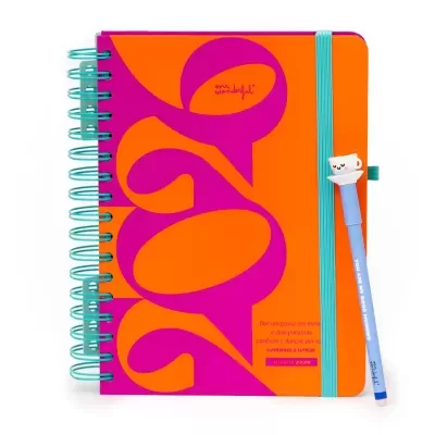Agenda espiral laranja e rosa com caneta azul decorada e elástico azul