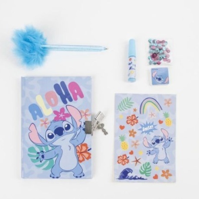 Conjunto de artigos de papelaria e acessórios com tema Stitch em tons de azul e lilás.