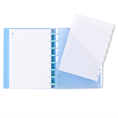 Caderno de argolas azul com folhas pautadas brancas