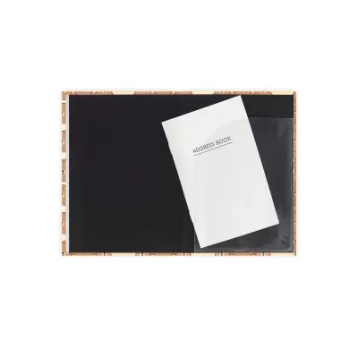 Livro de endereços branco sobre pasta preta com capa arredondada