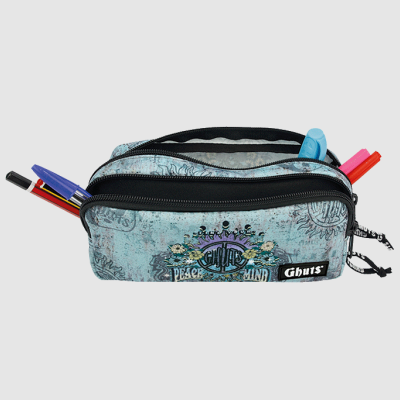 Estojo escolar azul com padrão floral, fecho preto, canetas coloridas e texto PEACE OF MIND.