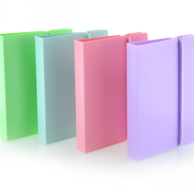 Cadernos coloridos com capa rígida e elástico