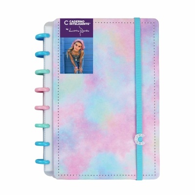 Caderno colorido com etiqueta roxa e elástico azul.