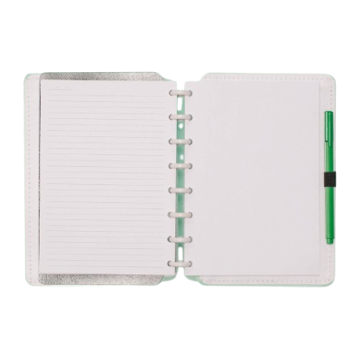 Caderno branco aberto com folhas pautadas e caneta verde à direita