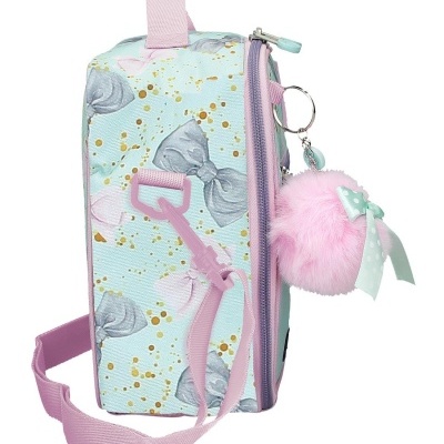 Mala retangular azul clara com laços cinzentos e pelúcia rosa pendurada