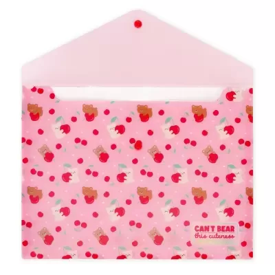 Envelope plástico rosa com padrão de ursos e cerejas e botão de pressão vermelho