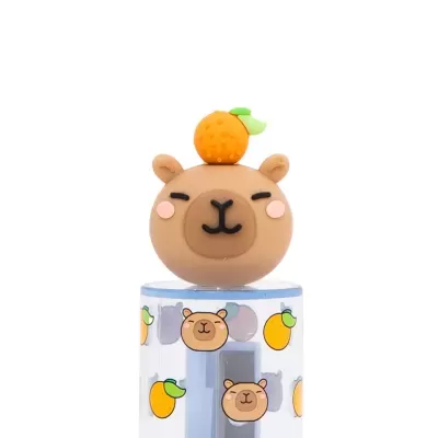Frasco transparente com tampa de ursinho e laranja em destaque