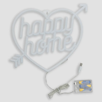 Letreiro luminoso branco em forma de coração com a seta e as palavras 'happy home'