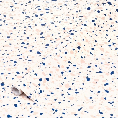 Papel de parede com padrão terrazzo em tons azul, bege e rosa.