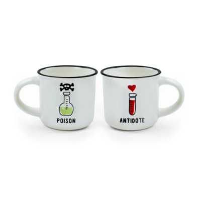 Duas canecas brancas com desenhos e textos POISON e ANTIDOTE
