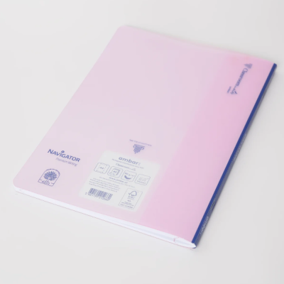Caderno rosa com capa rígida e lombada azul em fundo branco