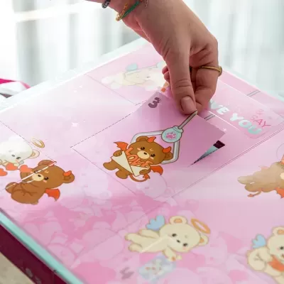 Calendário rosa com ilustrações de ursos e texto Hoje e diga eu amo-te