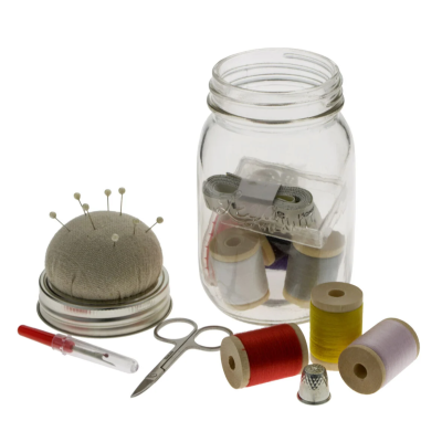 Conjunto de costura com frasco de vidro, almofada para alfinetes, tesoura, descosedor e dedal