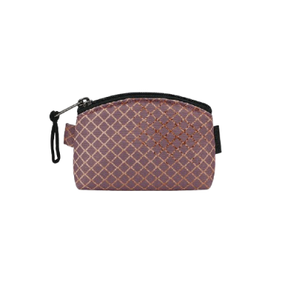 Bolsa pequena castanha com padrão de losangos e fecho preto