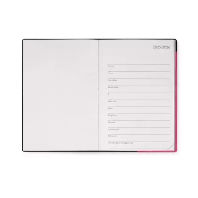 Agenda aberta com capa preta e página com campos para dados pessoais