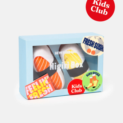 Caixa azul com meias infantis coloridas e etiquetas temáticas sushi