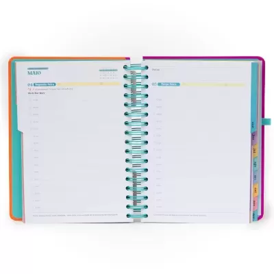 Agenda espiralada aberta mostrando páginas de maio com divisórias coloridas