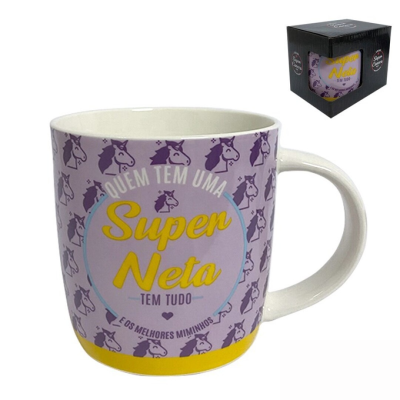 Caneca cerâmica decorada com texto 'Super Neta' em tom roxo e amarelo, com embalagem preta