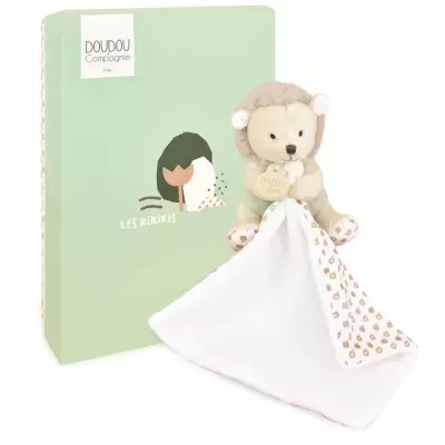 Pelúcia de leão com paninho branco e caixa verde com texto