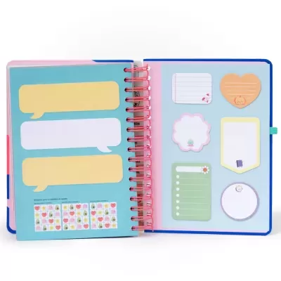 Livro de notas aberto com folhas coloridas e autocolantes variados