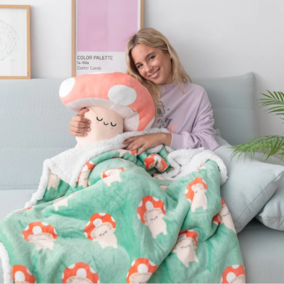 Mulher com almofada em forma de cogumelo e manta com padrão de cogumelos no sofá