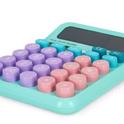 Calculadora colorida com botões redondos lilás, azul e rosa e texto LS RAIMI | WE ARE DREAMERS no visor