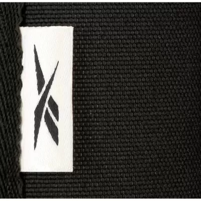 Etiqueta branca com logotipo preto em tecido preto texturizado