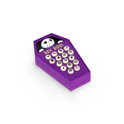 Telefone de brinquedo roxo em forma de caixão com caveira e botões ilustrados