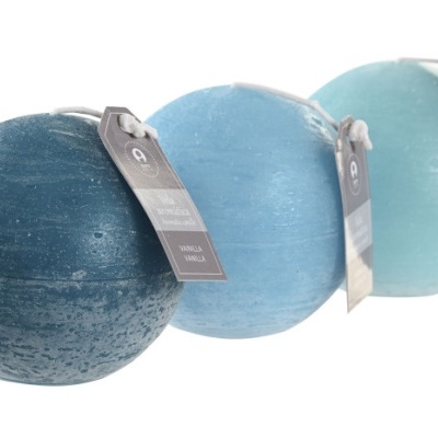 Três velas esféricas azuis com etiquetas