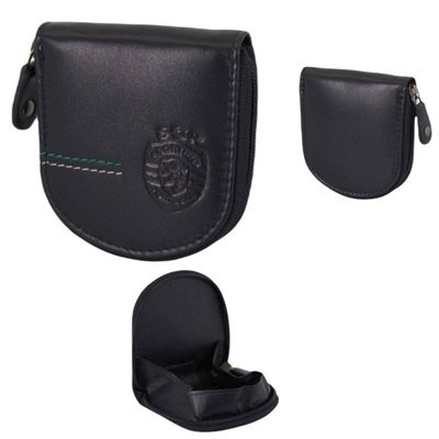 Carteira preta em pele sintética com fecho de correr e detalhe em relevo SCCA