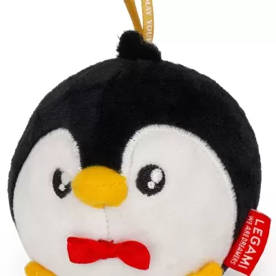 Pelúcia redonda de pinguim preto e branco com laço vermelho e etiqueta LEGAMI