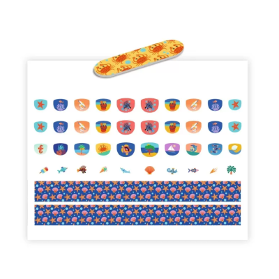 Etiquetas marinhas coloridas com desenhos de peixes, caranguejos e âncoras num fundo branco