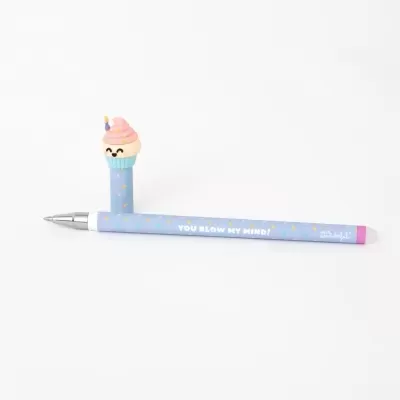 Caneta azul com padrão de confetes, texto e tampa com cupcake sorridente