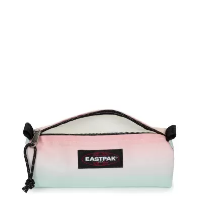 Estojo Eastpak degradê rosa e verde claro com fecho preto e logo Eastpak