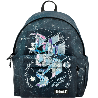 Mochila azul escura com padrão gráfico colorido em estilo graffiti e texto 