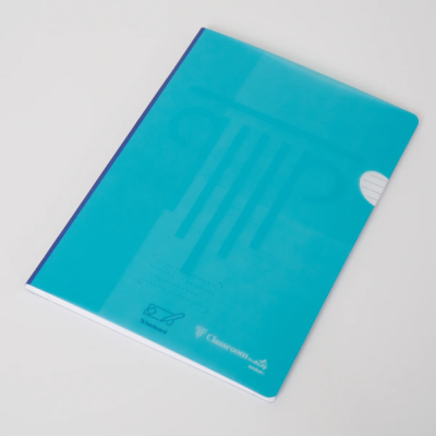 Caderno com capa plástica azul translúcida e lombada azul escura