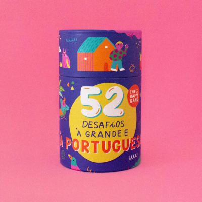 Caixa cilíndrica azul com ilustrações coloridas e texto '52 Desafios à Grande e Portuguesa'