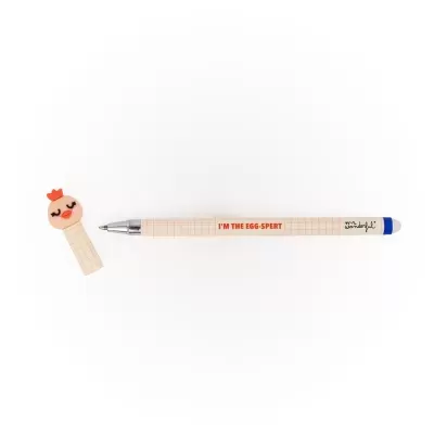 Caneta bege com padrão xadrez, texto em laranja e tampa com cabeça de galinha