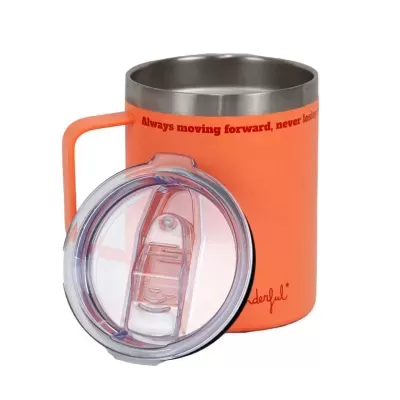 Caneca térmica metálica laranja com tampa transparente e texto vermelho