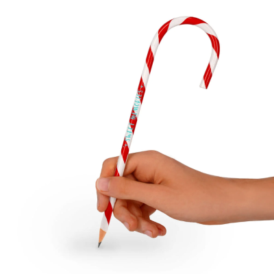 Lápis vermelho e branco dobrado em forma de bengala de Natal com texto azul sendo segurado por uma mão