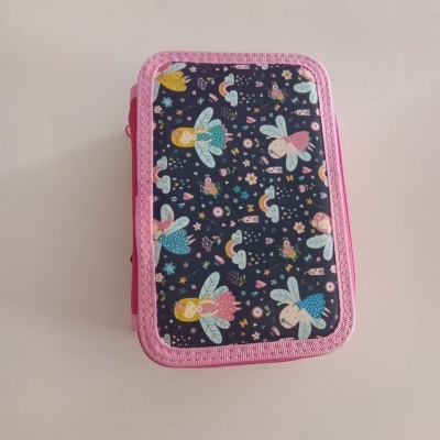 Estojo retangular tecido com padrão de fadas e flores cor-de-rosa e azul