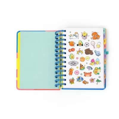 Caderno espiral aberto com autocolantes coloridos e abas com meses do ano em português